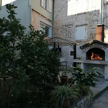 House アパート *